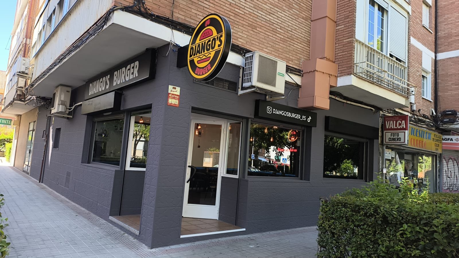 Django's Burger Aluche