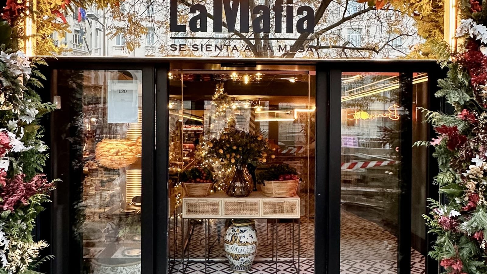 La Famiglia se sienta a la mesa