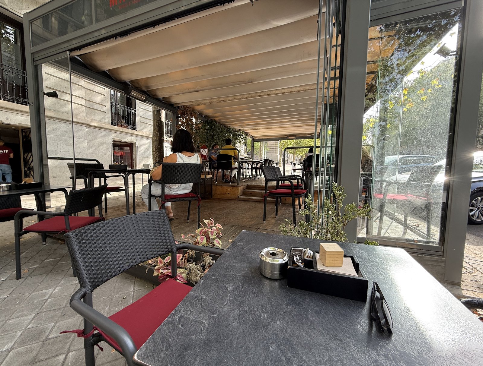 Maura Wines & Food - Restaurante en el Retiro