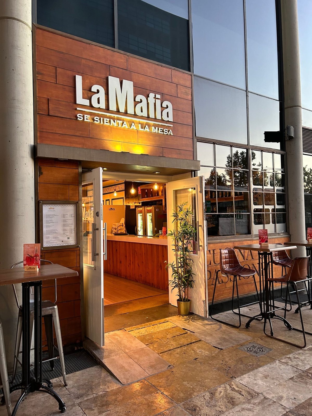 La Famiglia se sienta a la mesa