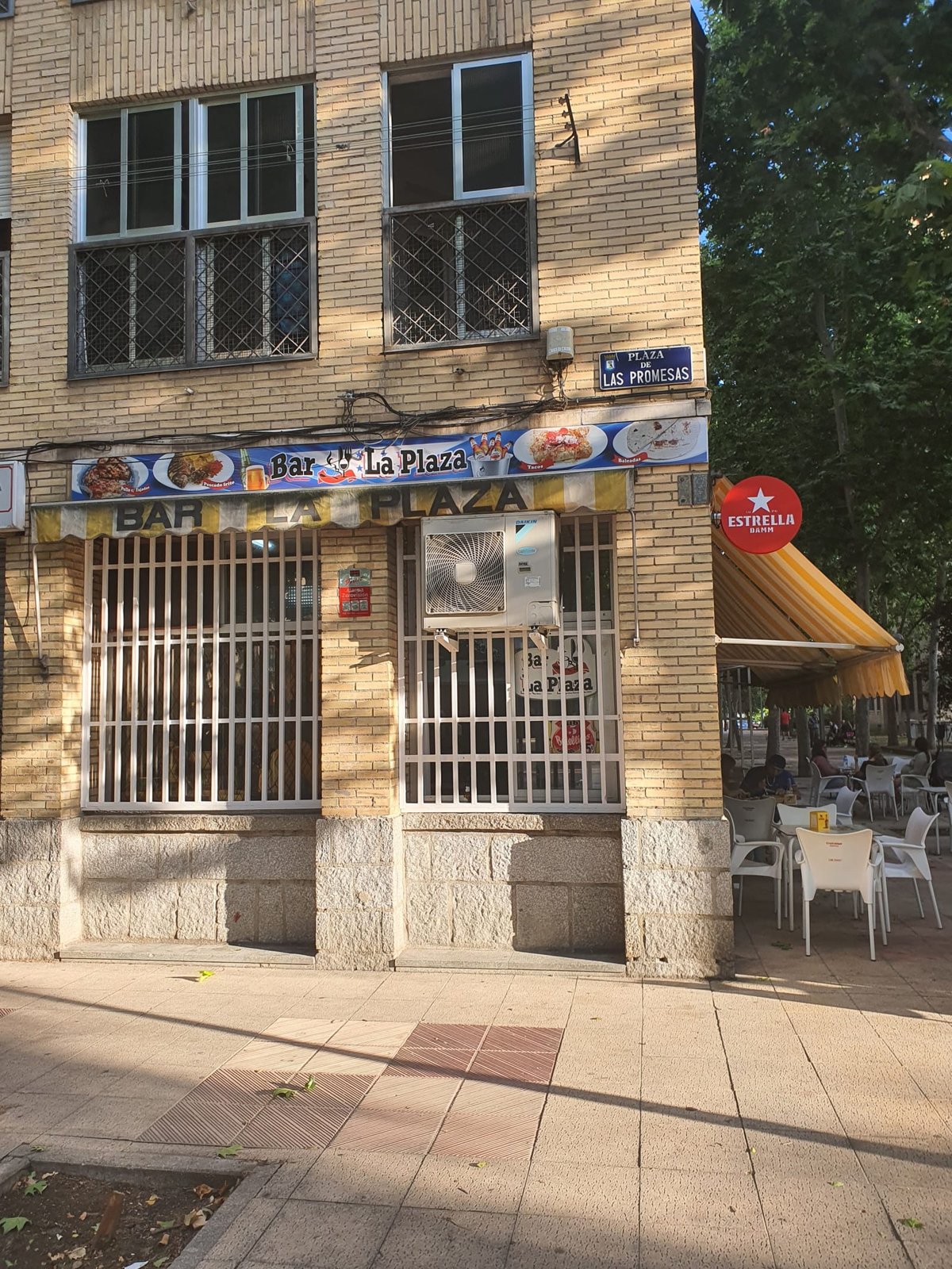 Bar plaza