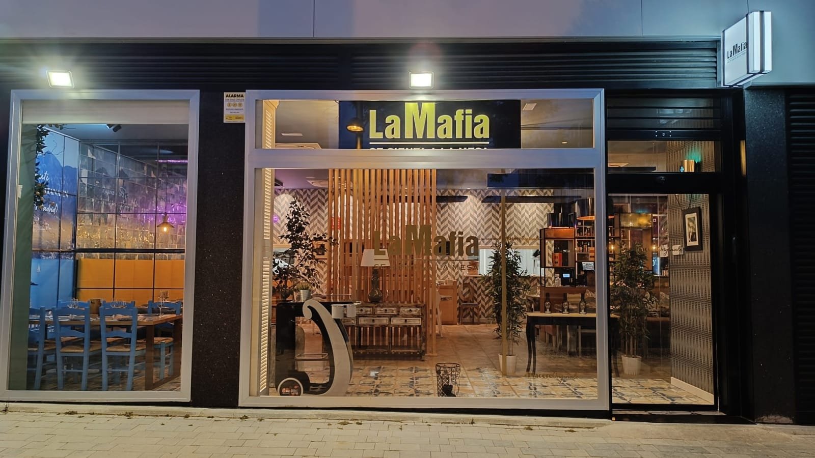 La Famiglia se sienta a la mesa